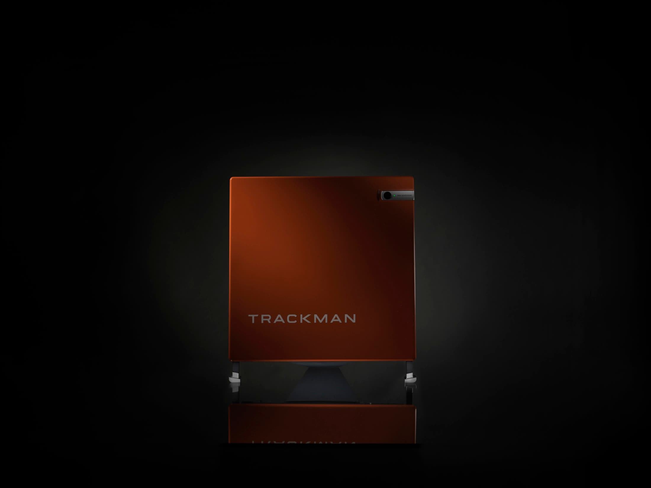 TrackMan 4 enhet i mörk studiomiljö